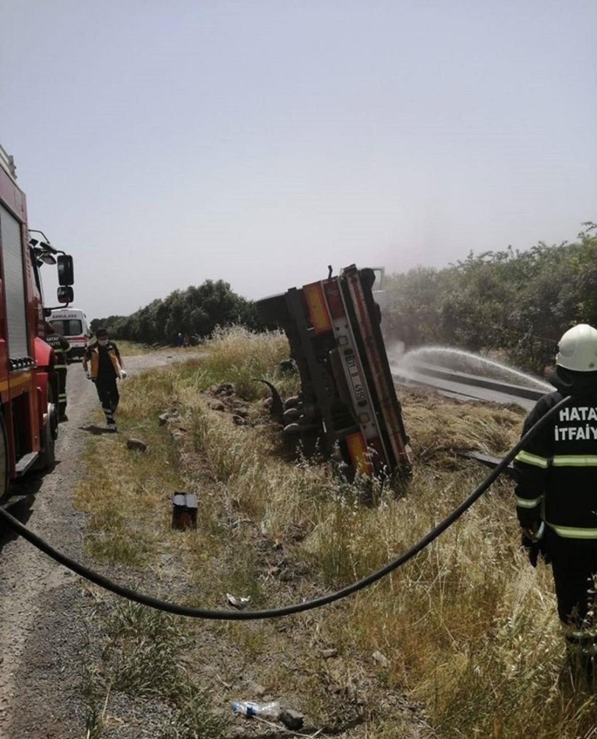Hatay&rsquo;da demir y&uuml;kl&uuml; tır devrildi