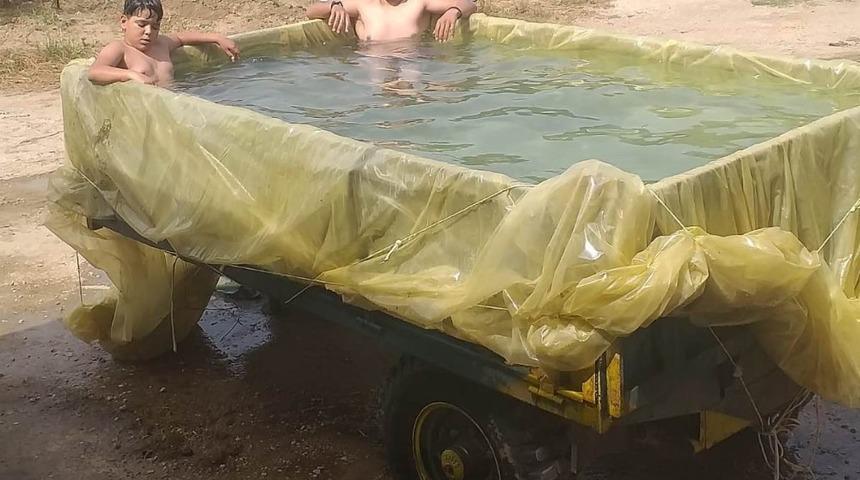 Sıcaktan bunalınca traktör römorkunu havuz yaptılar