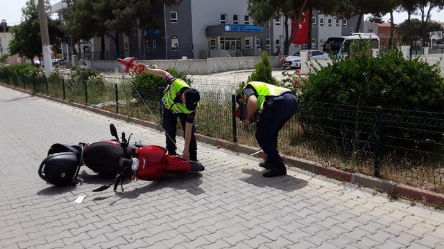 Edremit’te motosiklet park halindeki araca çarptı: 1 yaralı