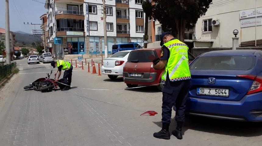 Edremit’te motosiklet park halindeki araca çarptı: 1 yaralı
