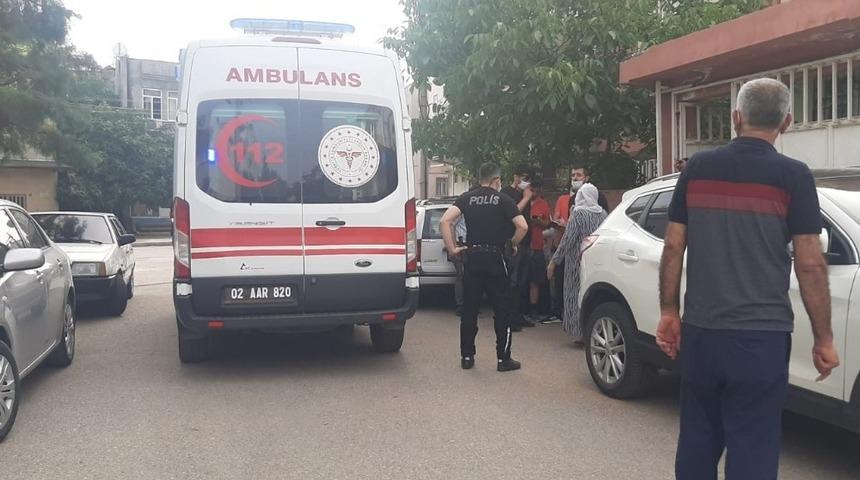 Kendi kendini bıçaklayarak yaraladı