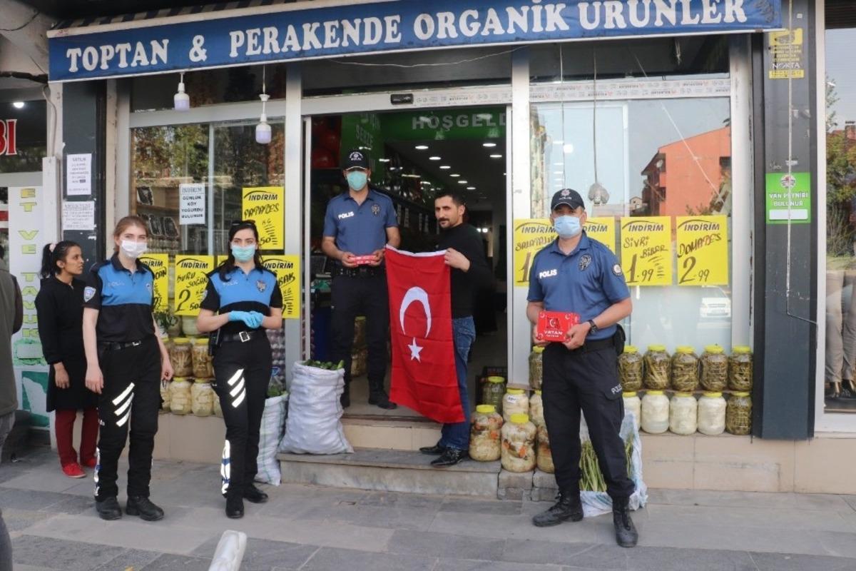 Tatvan T&uuml;rk bayraklarıyla donatıldı