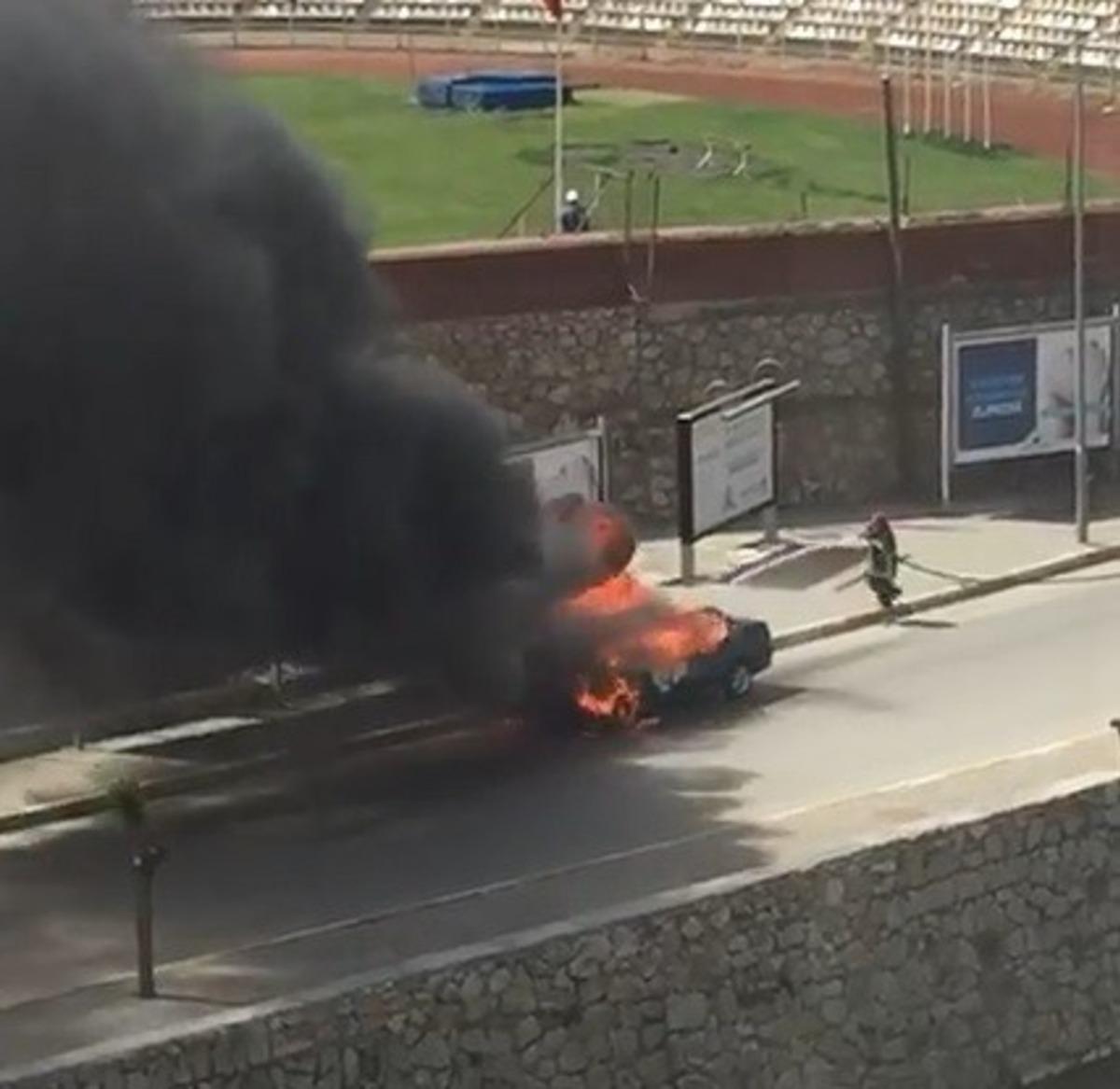 Seyir halindeki otomobil alev topuna d&ouml;nd&uuml;