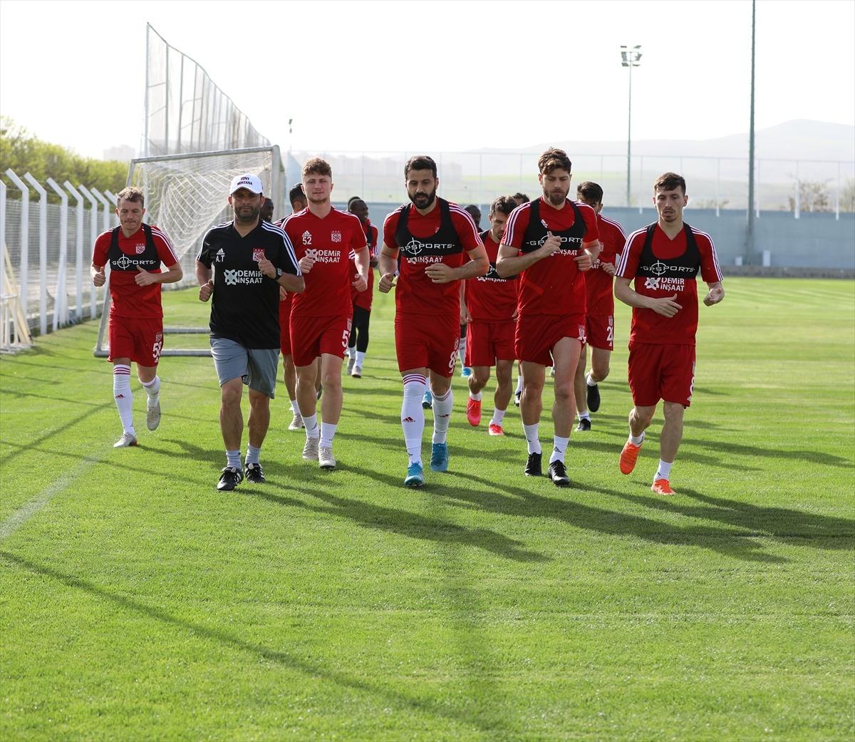 Sivasspor'da ikinci grup akşam antrenmanı yaptı
