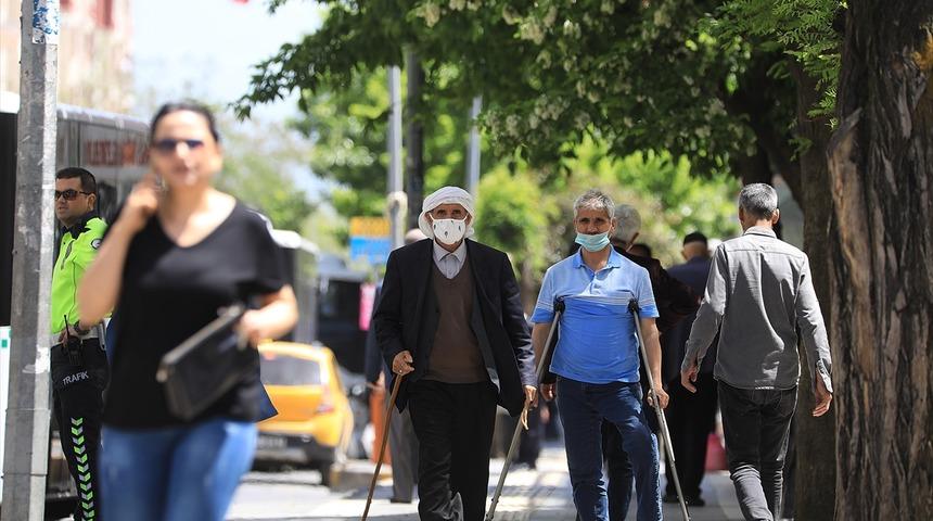 Erdoğan duyurdu! 65 yaş &uuml;st&uuml; vatandaşların sokağa &ccedil;ıkma saatleri değişti