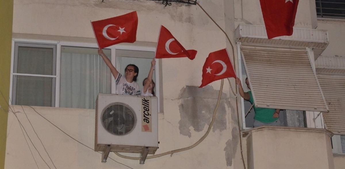 Balkonlarda "Evde Kal Hareketsiz Kalma" etkinliği