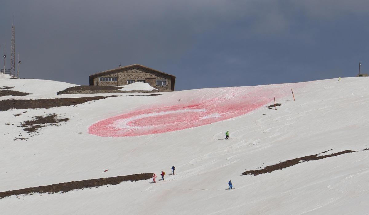 Paland&ouml;ken'in karlı zirvesi T&uuml;rk bayrağına boyandı