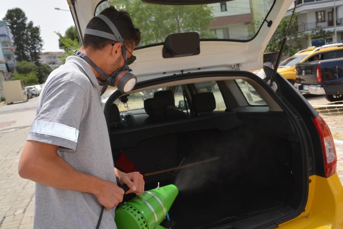 Aliağa&rsquo;da sokak kısıtlamasında ticari taksilere dezenfekte