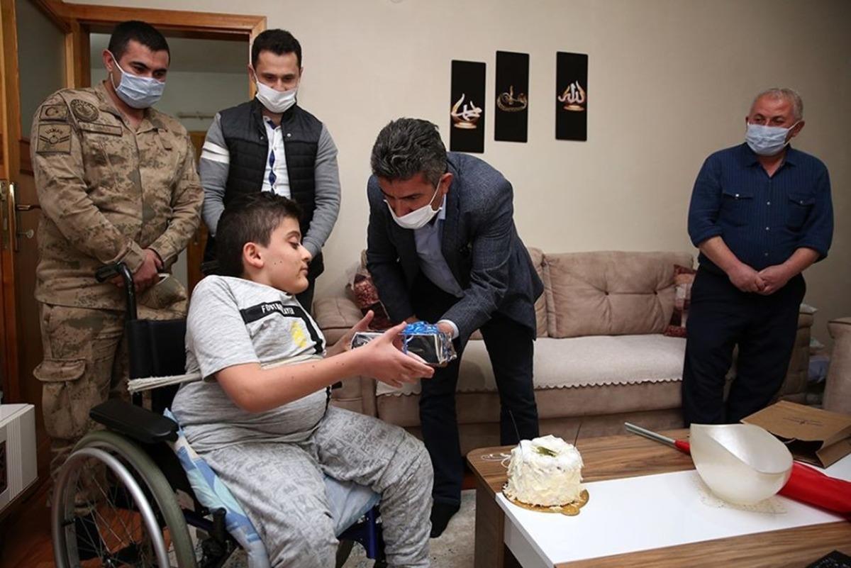 Vefa Sosyal Destek Grubu Ege&rsquo;nin doğum g&uuml;n&uuml; sevincine ortak oldu