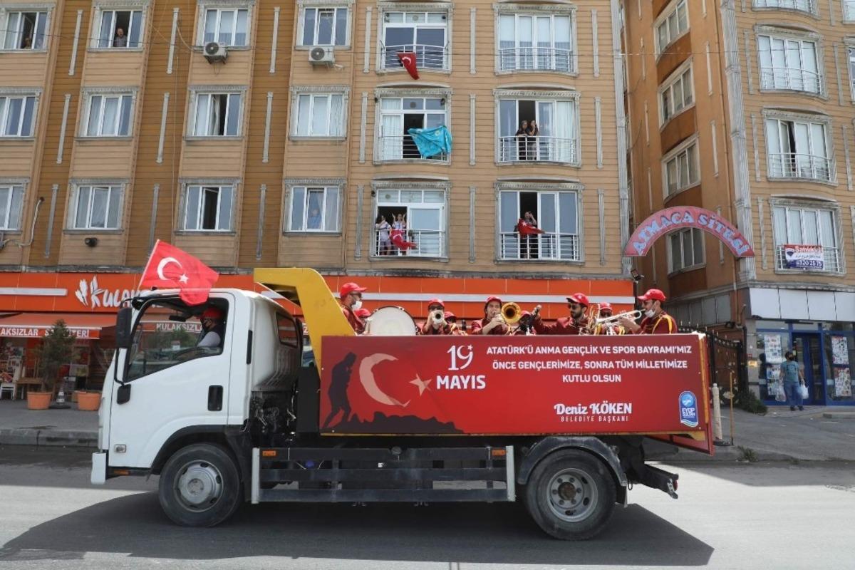 Ey&uuml;psultan sokaklarında bando coşkusu