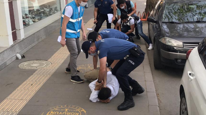 Sakarya'da maskesiz sokağa &ccedil;ıkan 2 kişi ile polis arasında arbede! 