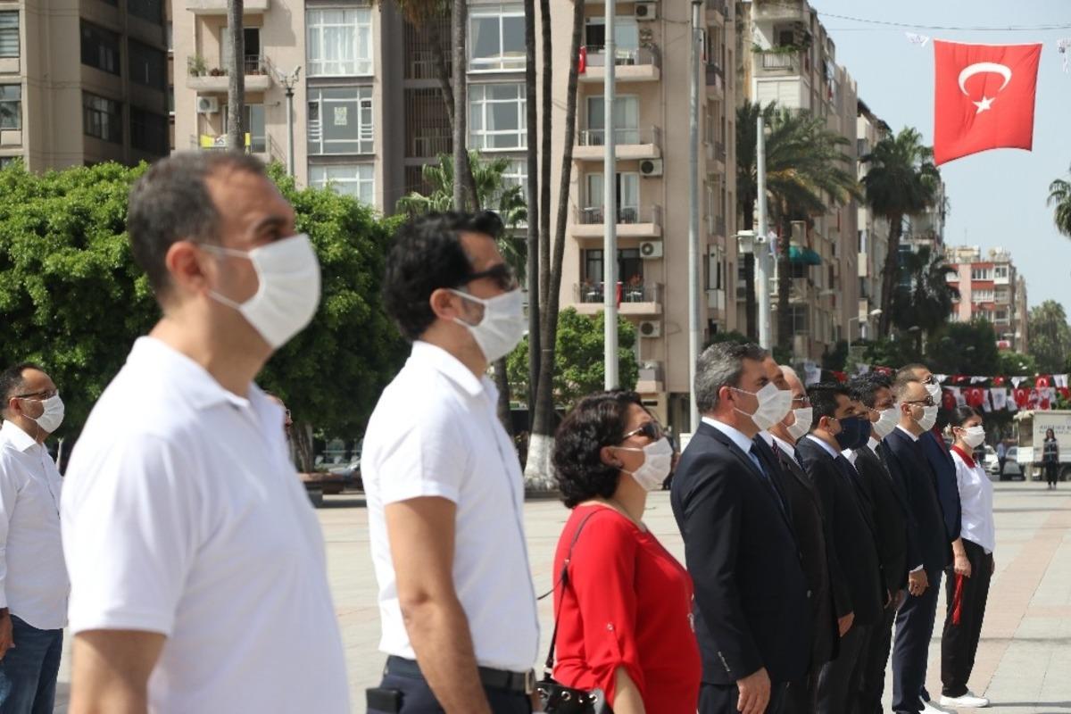 Mersin&rsquo;de maskeli 19 Mayıs t&ouml;reni