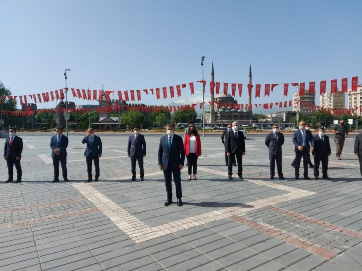 Kayseri&rsquo;de 19 Mayıs kutlamaları kapsamında Atat&uuml;rk Anıtına &ccedil;elenk bırakıldı