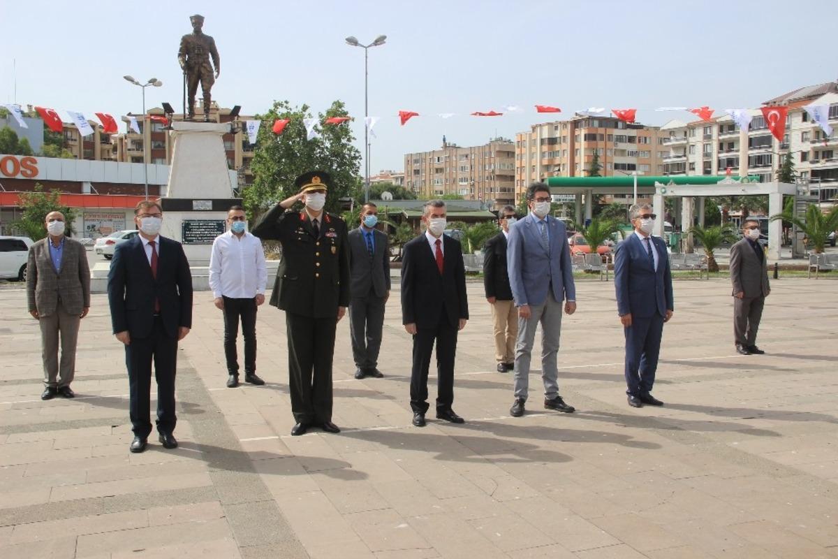 Edremit&rsquo;te 19 Mayıs &ccedil;elenk sunma t&ouml;reniyle kutlandı