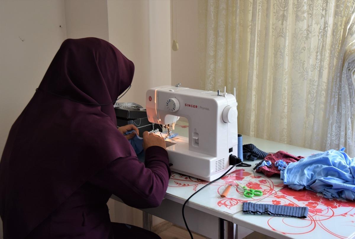 Ramazan Bayramı'nda "&Ccedil;ocuklar g&uuml;ls&uuml;n" diye kıyafet dikiyorlar