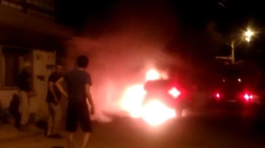 Lüks otomobil bir anda alev topuna döndü