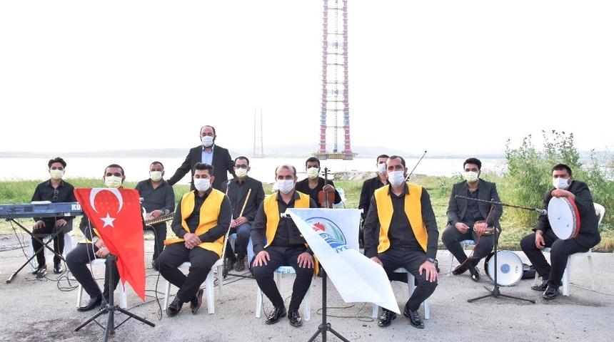 1915 &Ccedil;anakkale K&ouml;pr&uuml;s&uuml; ayaklarında korona konseri