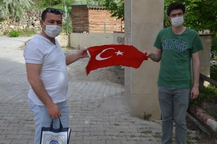 Sağlık personeline bayrak hediyesi ve erzak desteği G1