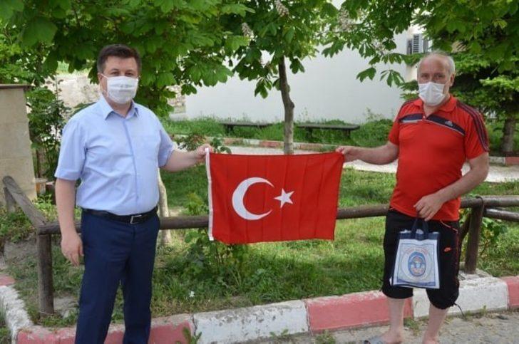 Sağlık personeline bayrak hediyesi ve erzak desteği G2