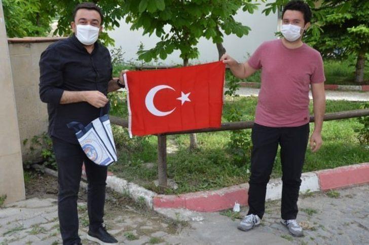 Sağlık personeline bayrak hediyesi ve erzak desteği G3