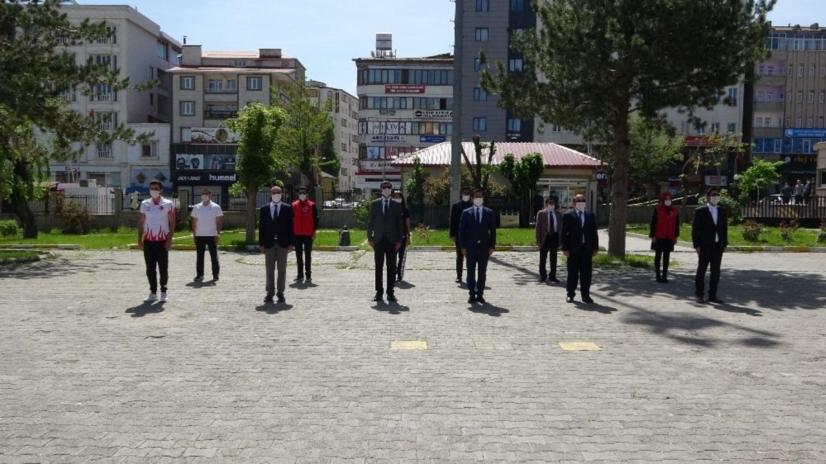 Muş&rsquo;ta 19 Mayıs sosyal mesafeli kutlandı