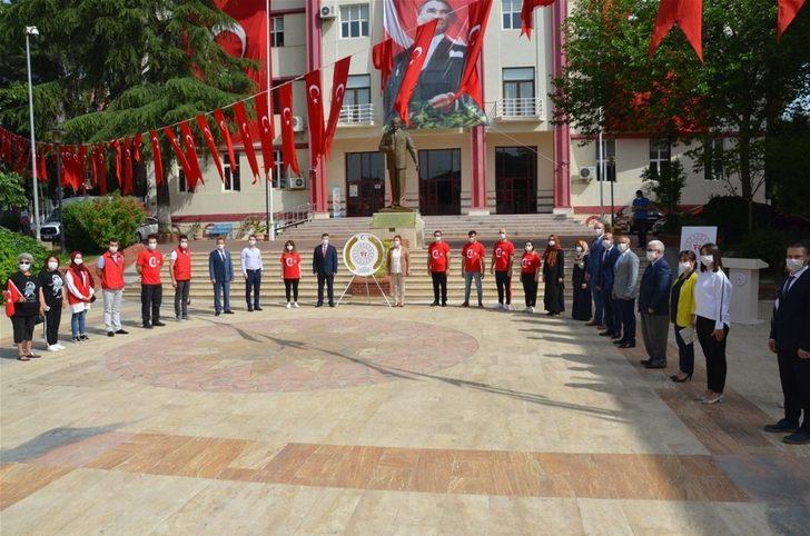 Covid-19 tedbirleri kapsamında maskeli ve sosyal mesafeli 19 Mayıs kutlaması G1