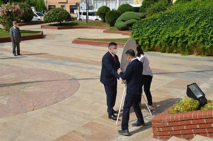 Covid-19 tedbirleri kapsamında maskeli ve sosyal mesafeli 19 Mayıs kutlaması G2