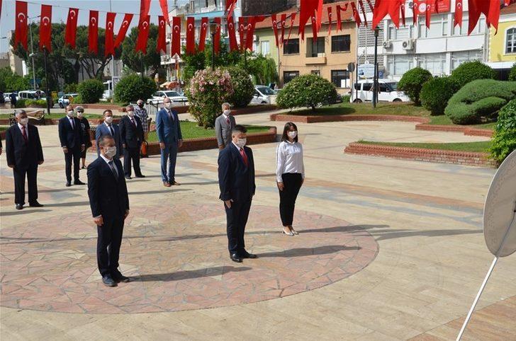 Covid-19 tedbirleri kapsamında maskeli ve sosyal mesafeli 19 Mayıs kutlaması G3