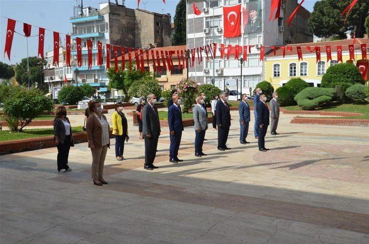 Covid-19 tedbirleri kapsamında maskeli ve sosyal mesafeli 19 Mayıs kutlaması G4