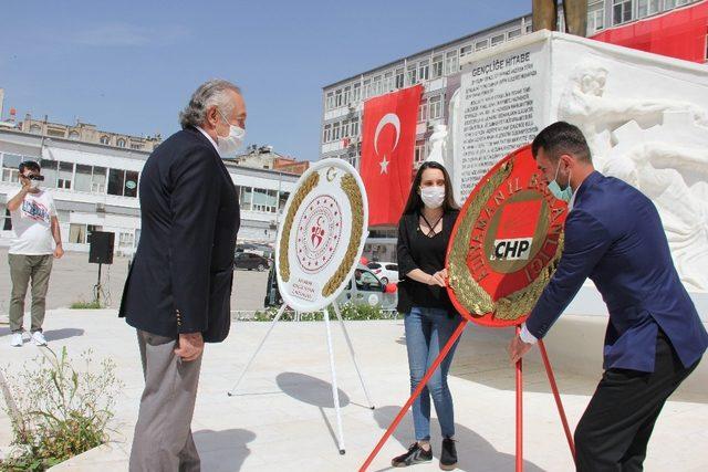 CHP, Atatürk Anıtına çelenk bıraktı