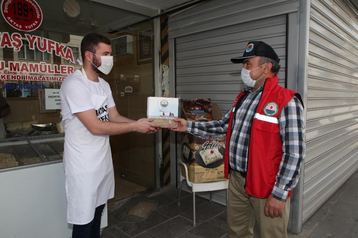 G&ouml;lbaşı Belediyesi vatandaşlara ve esnafa bayrak dağıttı
