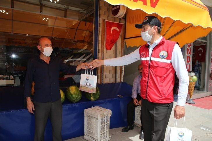 Gölbaşı Belediyesi vatandaşlara ve esnafa bayrak dağıttı G2