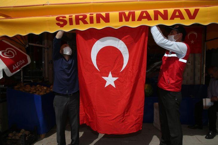 Gölbaşı Belediyesi vatandaşlara ve esnafa bayrak dağıttı G4