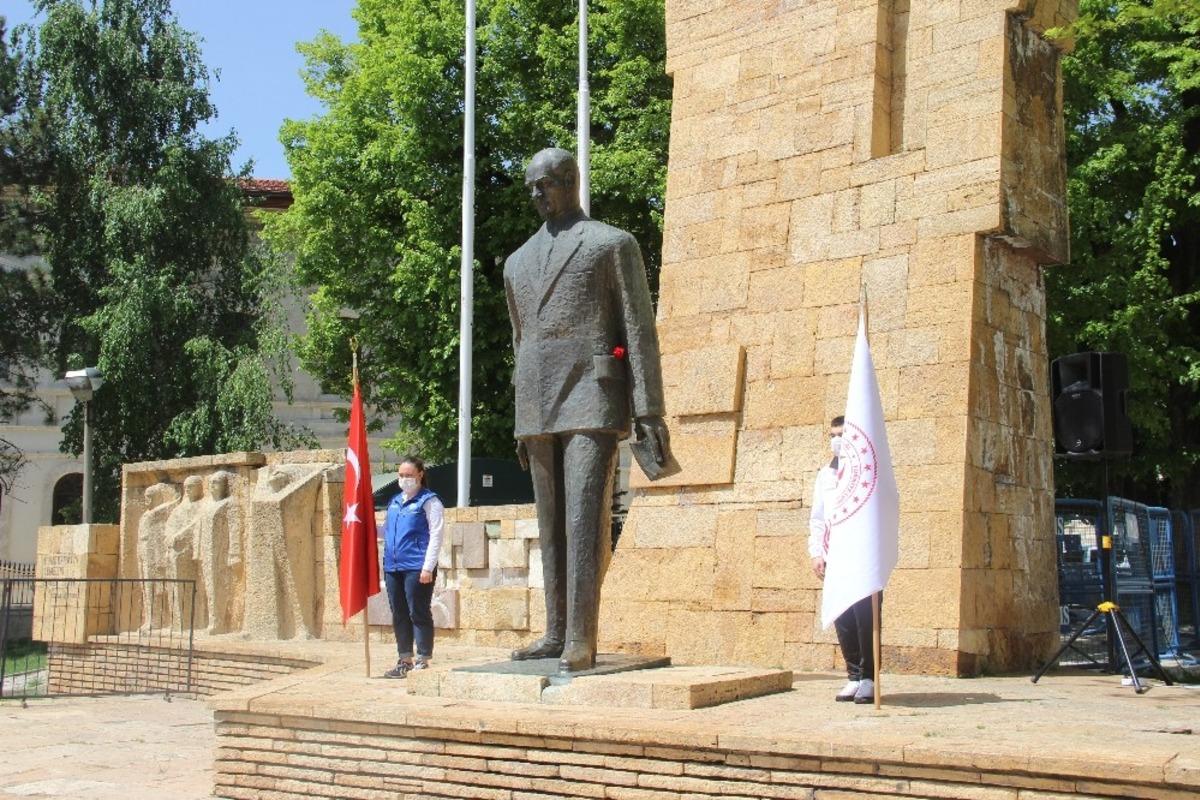 Sosyal mesafeli 19 Mayıs t&ouml;reni