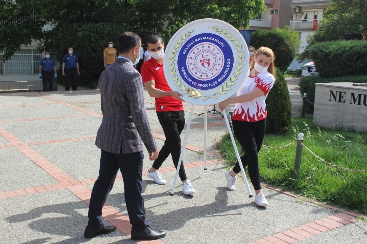 Salihli&rsquo;de sosyal mesafeli 19 Mayıs t&ouml;reni