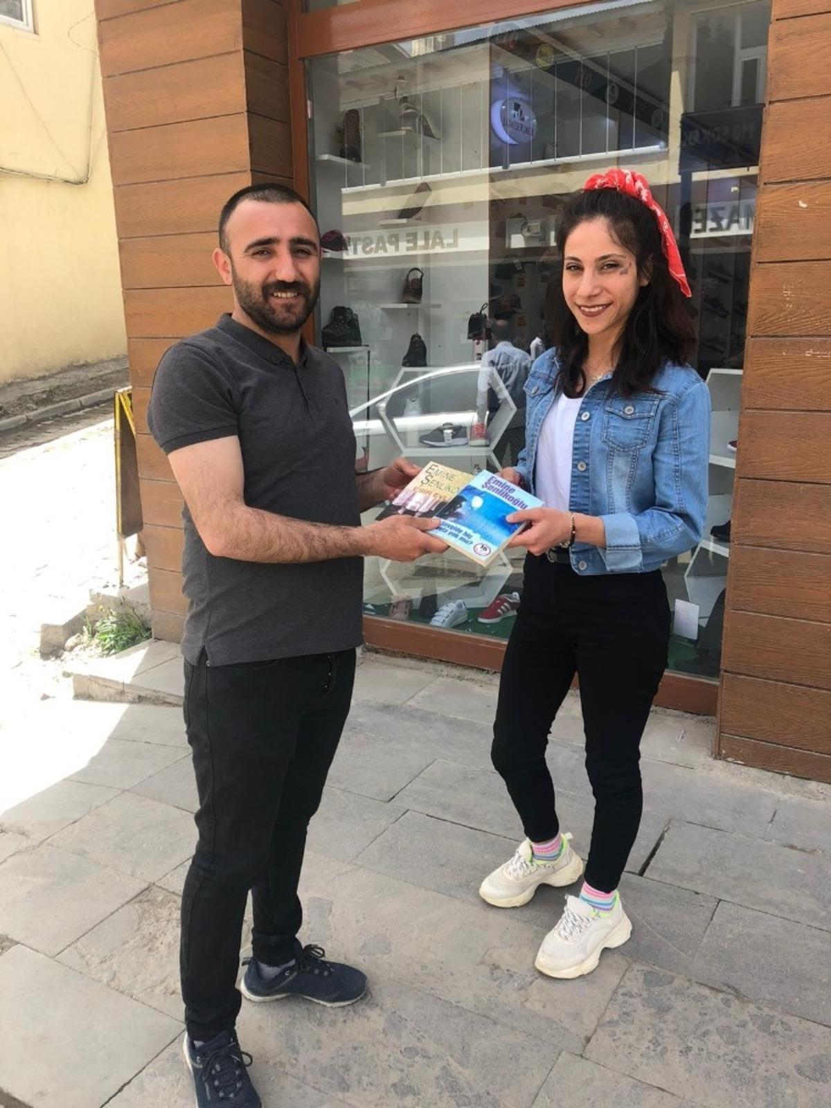 Bulanık&rsquo;ta evde kalan vatandaşlara kitap dağıtımı