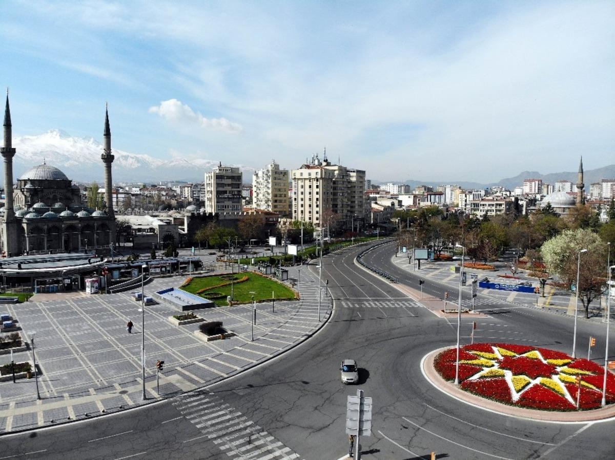 Sokağa &ccedil;ıkma kısıtlamasının son g&uuml;n&uuml;nde cadde ve sokaklar boş kaldı