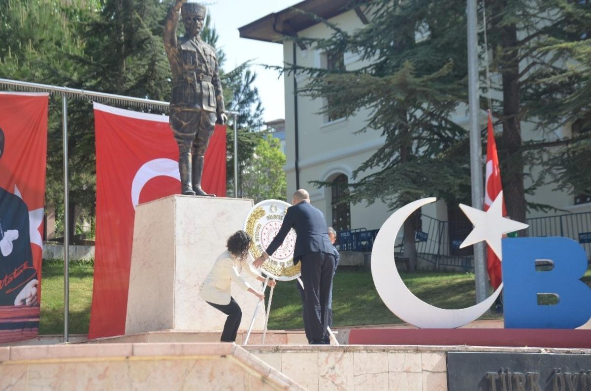 Bilecik&rsquo;te 19 Mayıs kutlamaları Atat&uuml;rk Anıtı&rsquo;na &ccedil;elenk sunulmasıyla başladı
