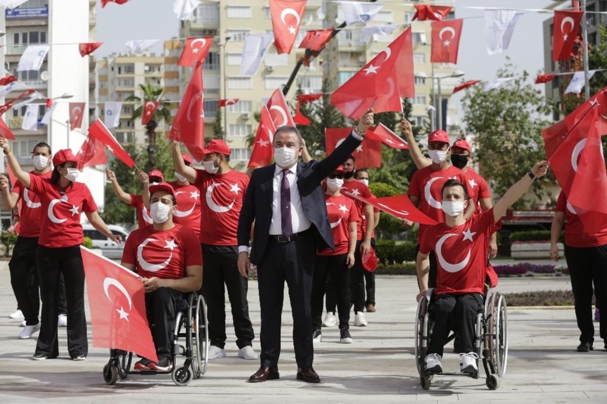 Başkan B&ouml;cek Atat&uuml;rk Anıtına &ccedil;elenk sundu