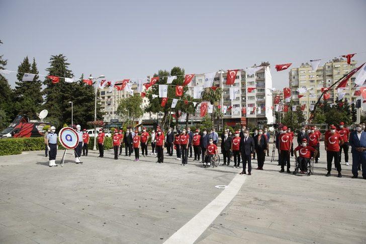 Başkan Böcek Atatürk Anıtına çelenk sundu G3