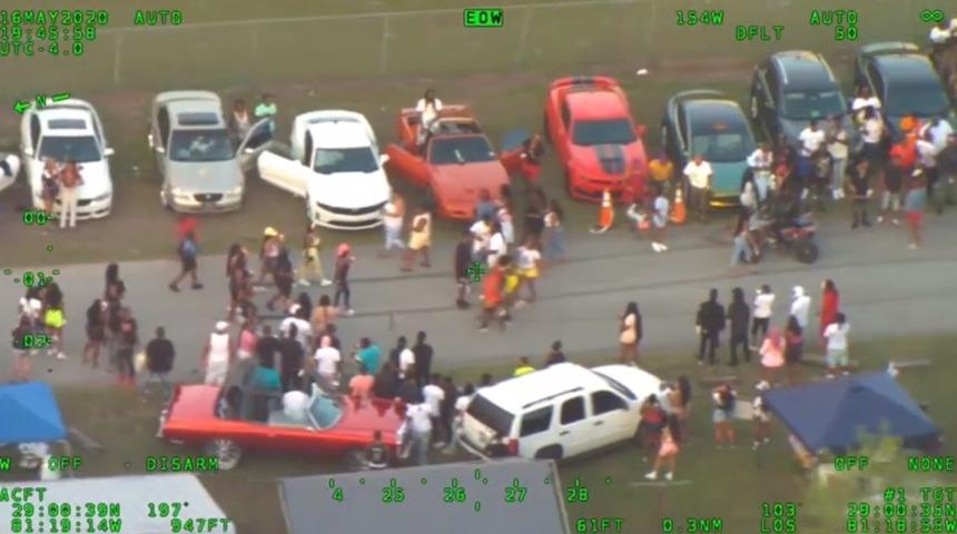 ABD'de sokak partisine polis baskını