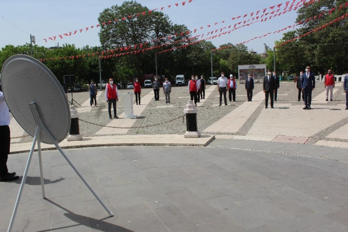 Gaziantep&rsquo;te 19 Mayıs kutlaması korona vir&uuml;s tedbirlerine g&ouml;re yapıldı