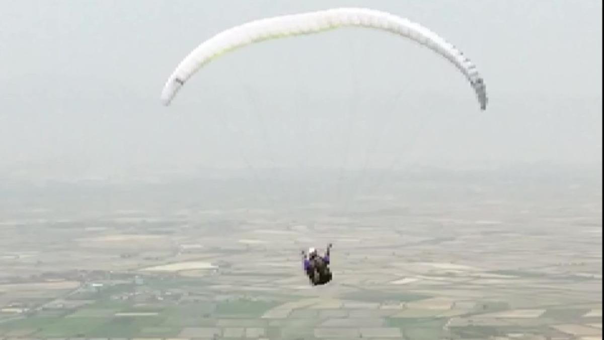 Pamukkale&rsquo;nin &uuml;st&uuml;nde T&uuml;rk Bayrağı ile u&ccedil;tu