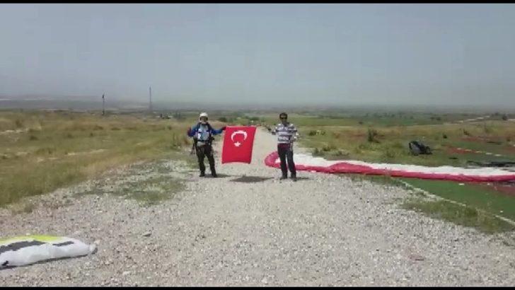 Pamukkale’nin üstünde Türk Bayrağı ile uçtu G2