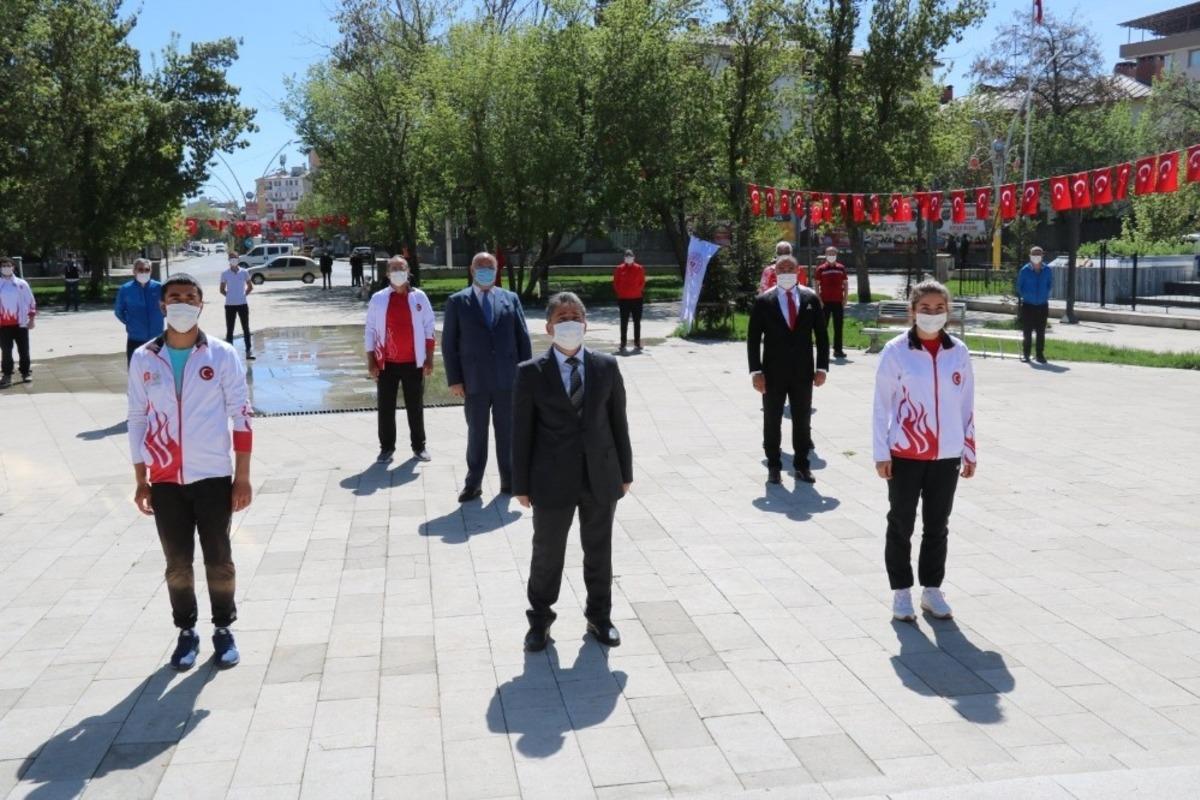 Ağrı&rsquo;da 19 Mayıs sosyal mesafeli kutlandı