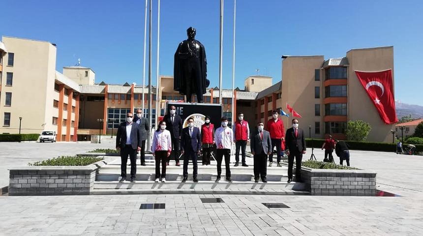 19 Mayıs &ccedil;elenk sunma t&ouml;reni d&uuml;zenlendi