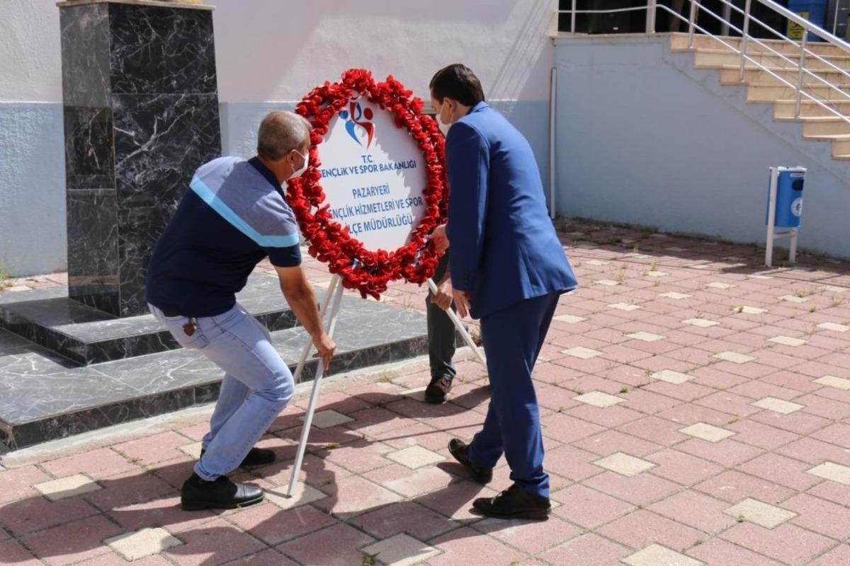 Pazaryeri&rsquo;nde 19 Mayıs kutlamaları Atat&uuml;rk Anıtı&rsquo;na &ccedil;elenk sunulmasıyla başladı