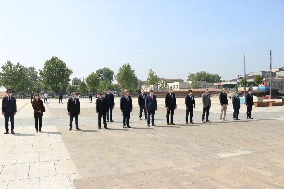 Sakarya&rsquo;da 19 Mayıs kutlaması korona vir&uuml;s tedbirlerine g&ouml;re yapıldı