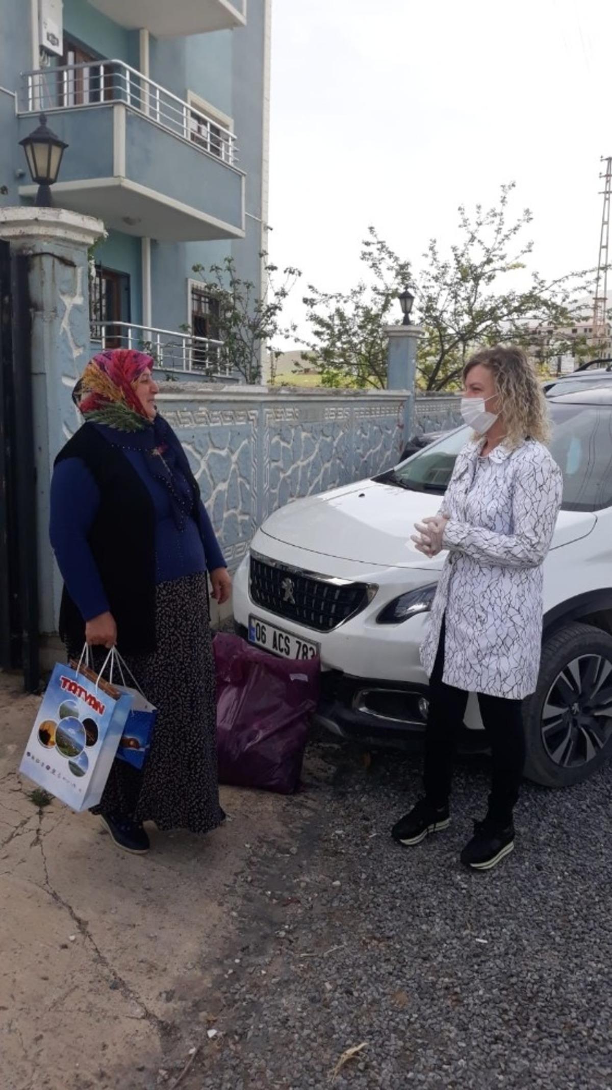 Tatvan G&ouml;n&uuml;l El&ccedil;ilerinden 600 &ccedil;ocuğa bayram hediyesi