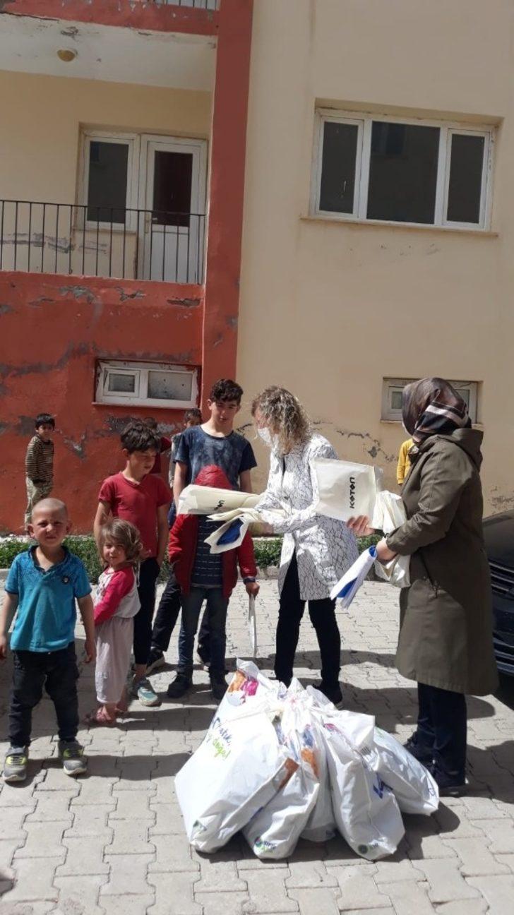 Tatvan Gönül Elçilerinden 600 çocuğa bayram hediyesi G2